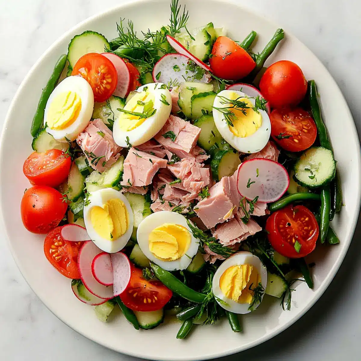Salade servie avec herbes fraîches